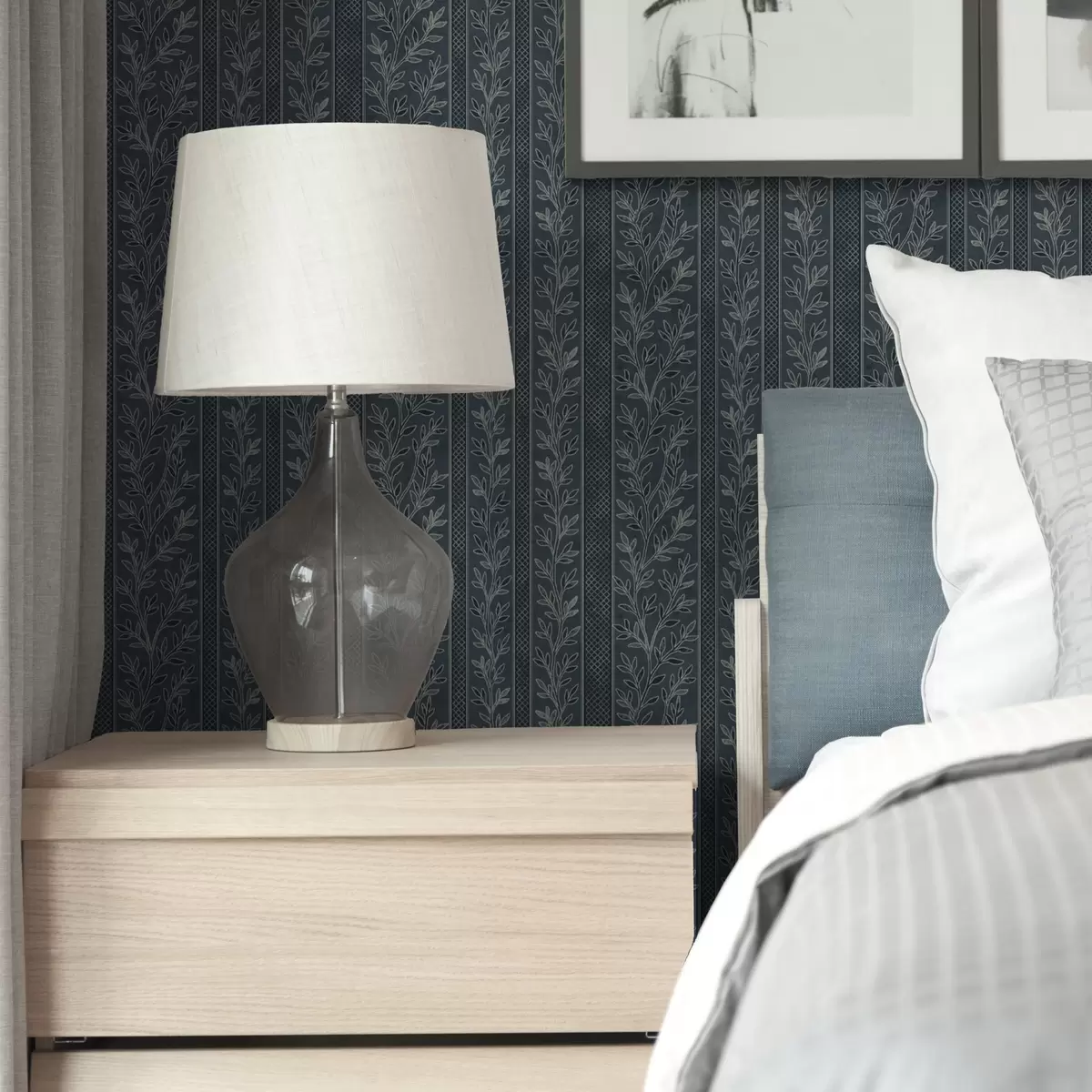 Taustakuva Raidallinen kuvio, jossa oksia sinisellä pohjalla a00425