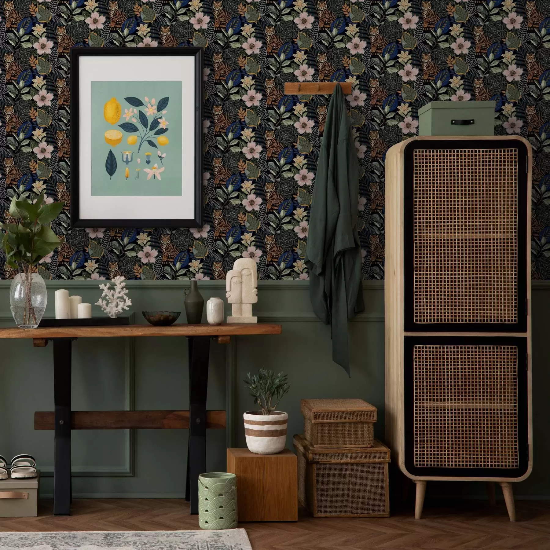 Valokuvatapetti Tiikerit kirkkaiden trooppisten kukkien ja lehtien keskellä a00426