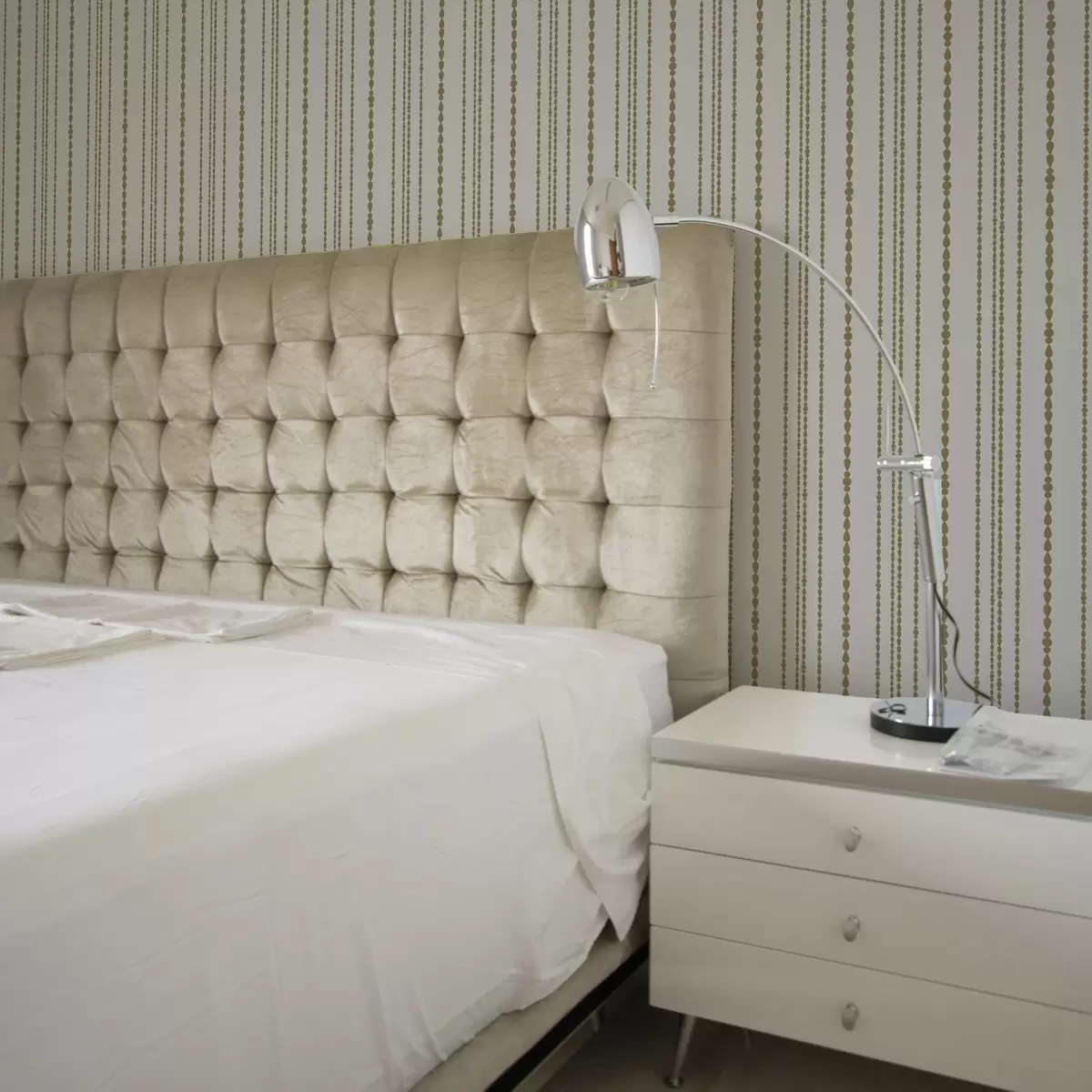 Taustakuva Minimalistinen kuvio keltaisten pisaroiden muodossa pystysuorassa raidassa a00448