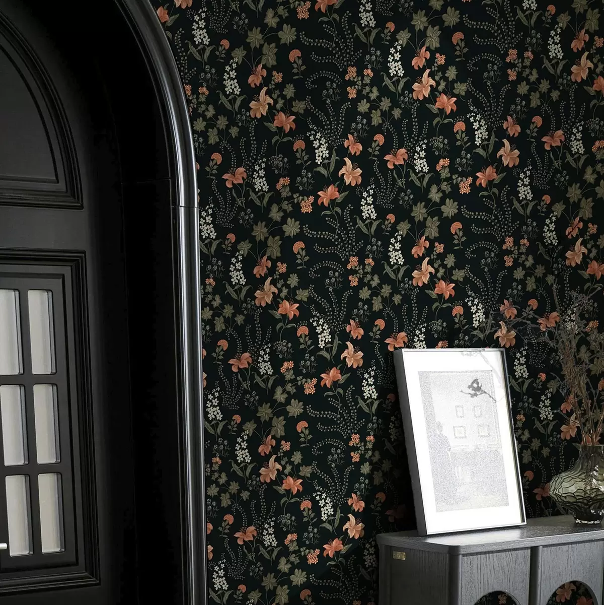 Taustakuva Oransseja liljoja ja pieniä kukkia mustalla pohjalla a00463