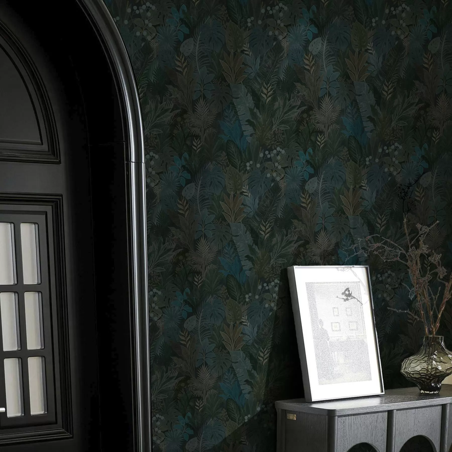 Valokuvatapetti Tummanvihreä trooppinen lehdistö sinisillä aksenteilla a00327