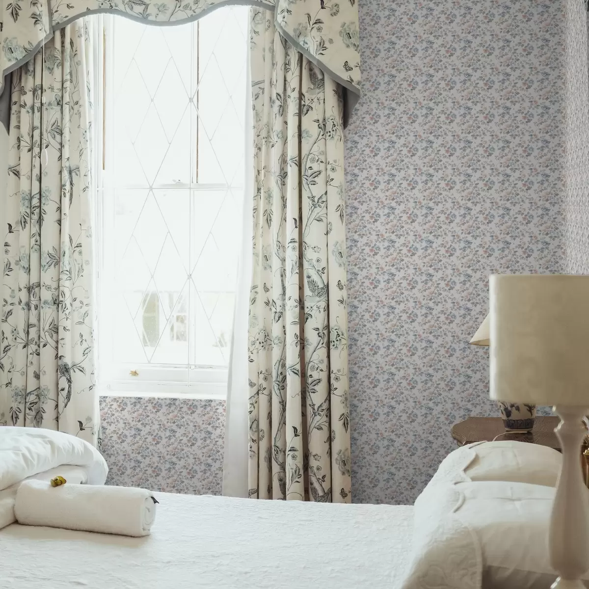 Taustakuva Pieni kukkakoriste sinisen ja korallin sävyissä a00347