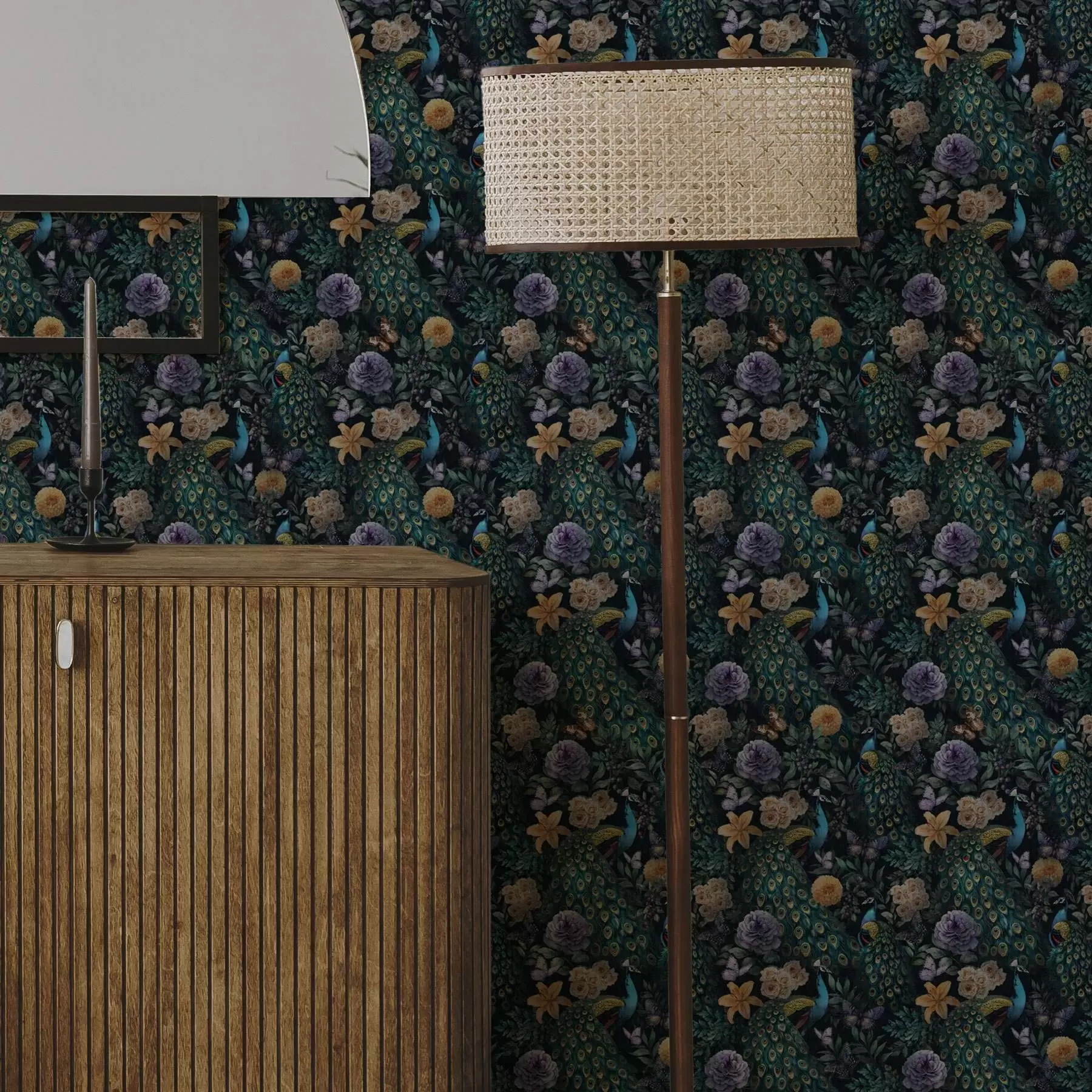 Valokuvatapetti Riikinkukkoja tummien kukkien ja perhosten keskellä a00348