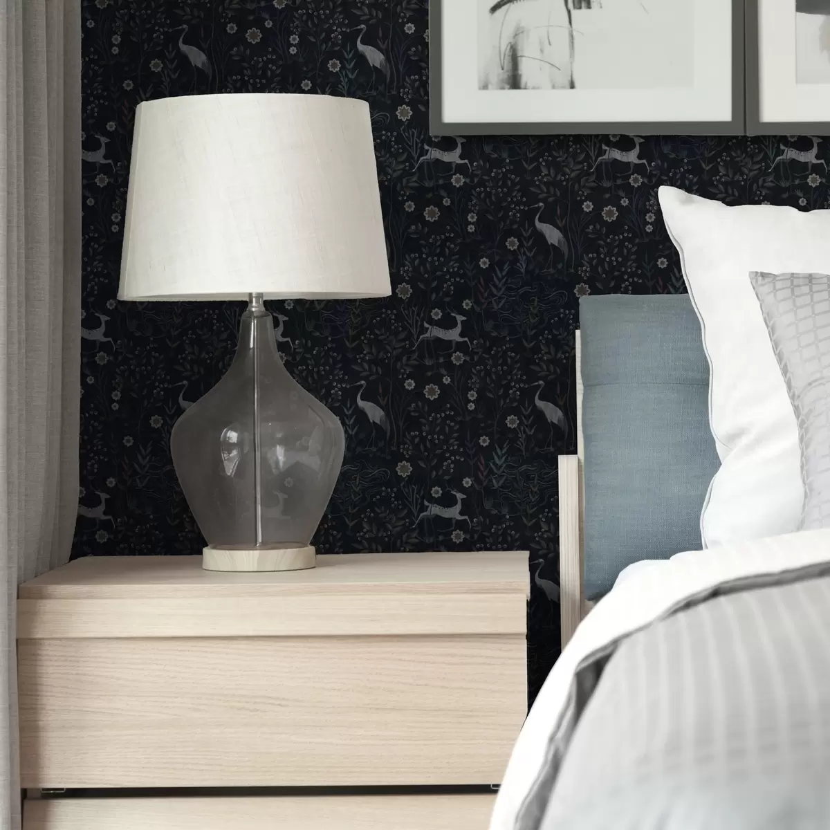 Taustakuva Tumma tausta valkoisilla linnuilla ja peuroilla a00363