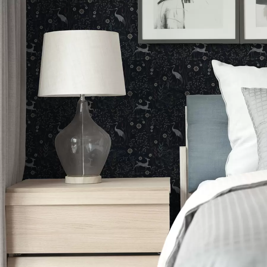 Valokuvatapetti Tumma tausta valkoisilla linnuilla ja peuroilla a00363