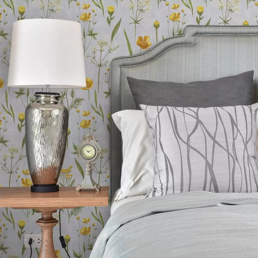 Valokuvatapetti Keltaisia kukkia ja vehreyttä vaaleanharmaalla pohjalla a00472