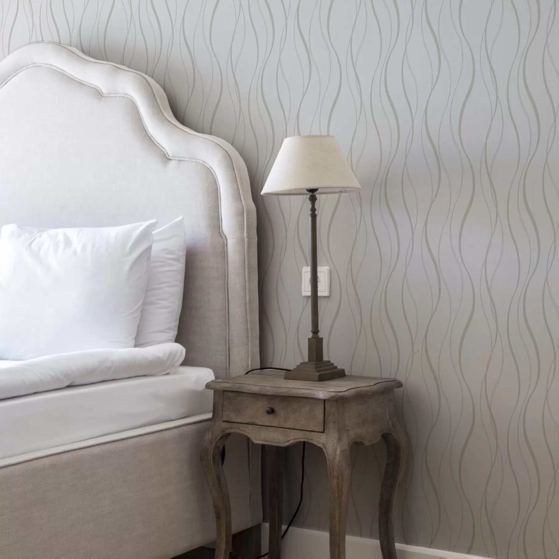 Valokuvatapetti Abstrakti aaltoileva beige viivoja valkoisella taustalla a00480