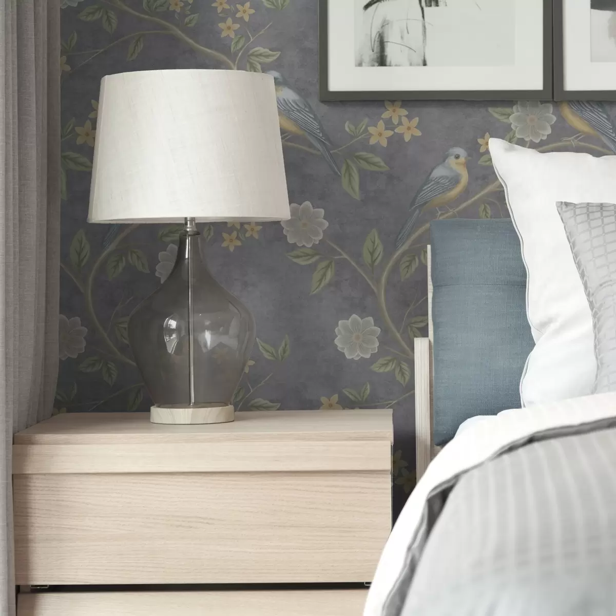 Taustakuva Linnut oksilla kukkien keskellä harmaalla taustalla a00483