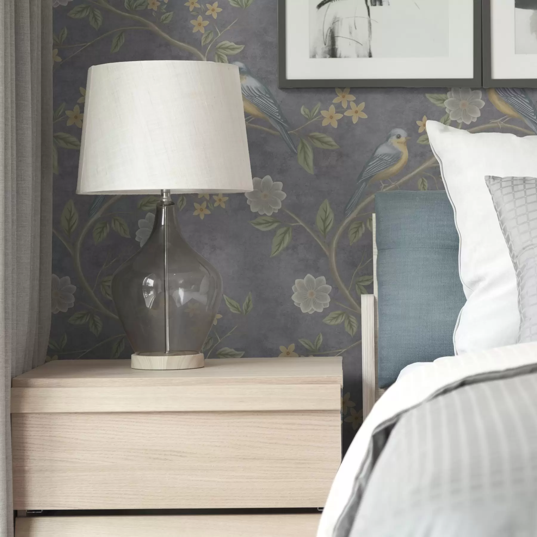 Valokuvatapetti Linnut oksilla kukkien keskellä harmaalla taustalla a00483