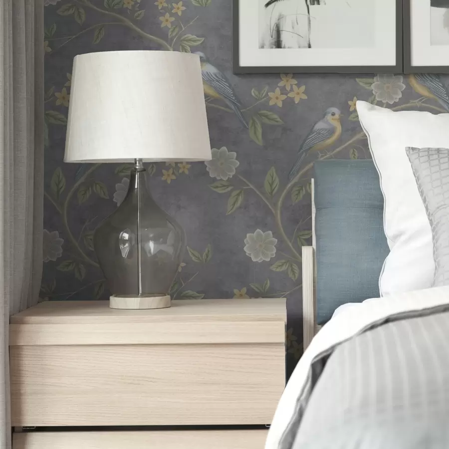 Valokuvatapetti Linnut oksilla kukkien keskellä harmaalla taustalla a00483