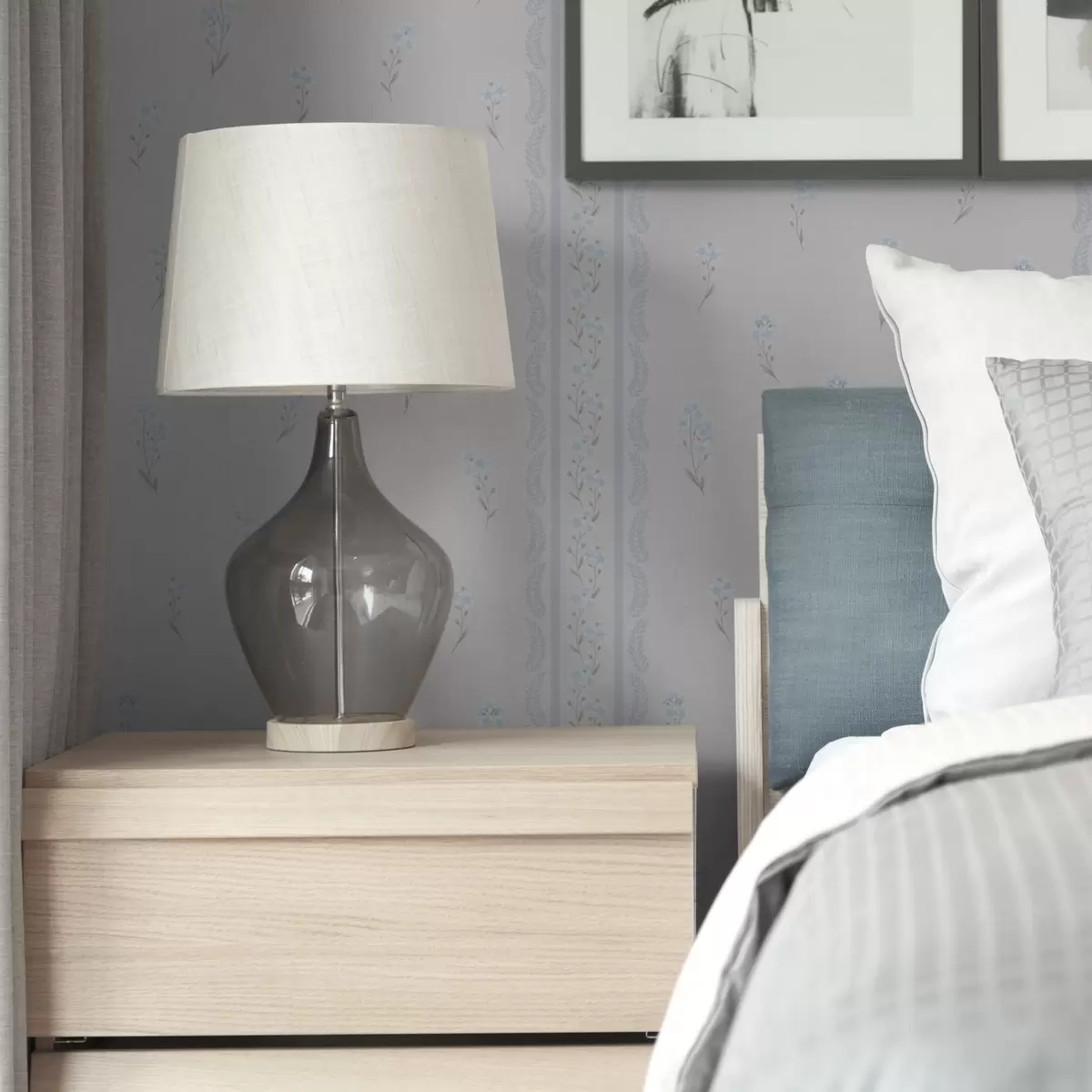 Taustakuva Valkoinen tausta, jossa on sinisiä kukkia ja koristeellinen raita a00484v1