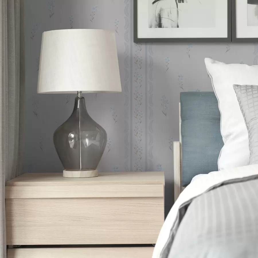 Valokuvatapetti Valkoinen tausta, jossa on sinisiä kukkia ja koristeellinen raita a00484v1