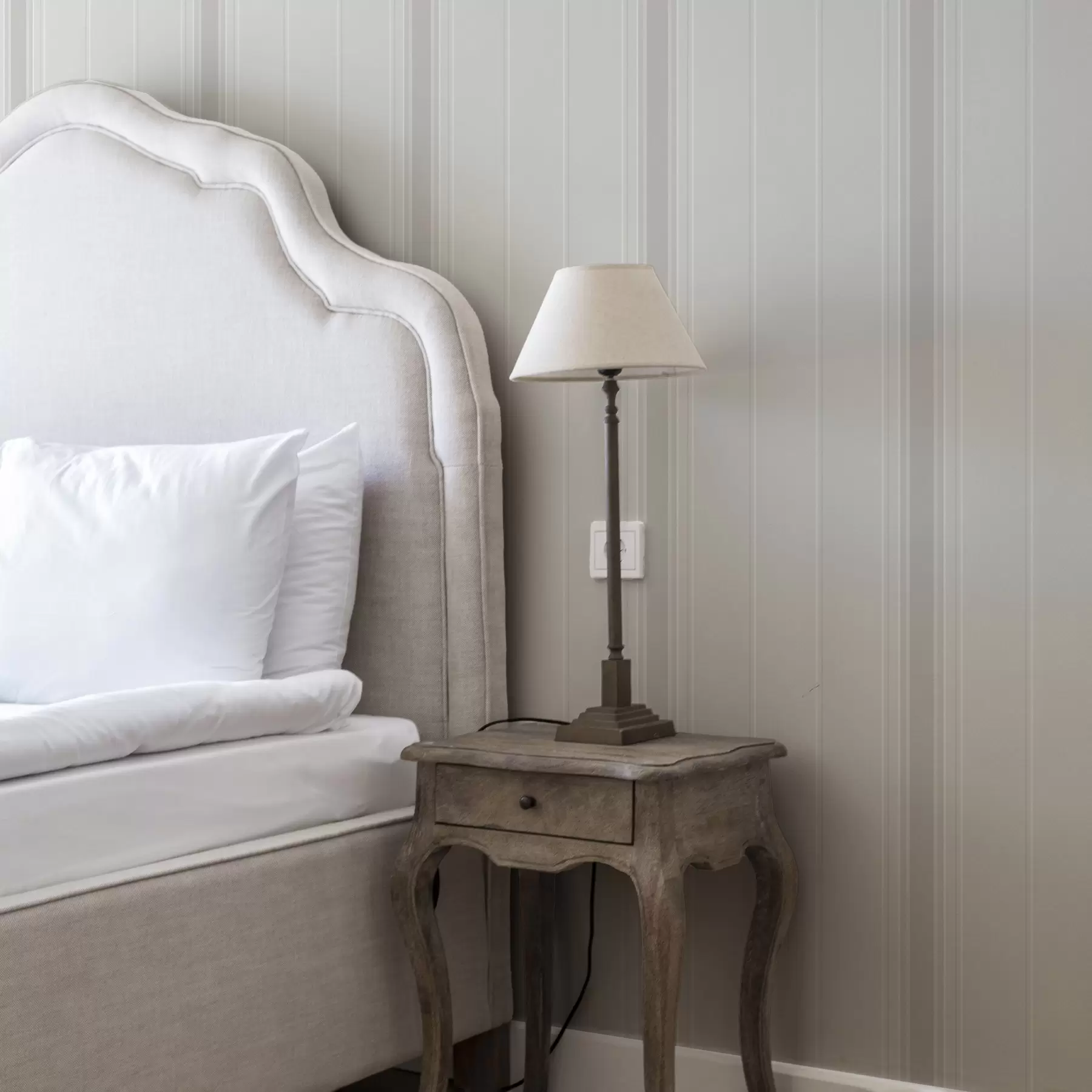 Valokuvatapetti Vaalean beigen sävyiset raidat, joissa on leveät korostukset a00518