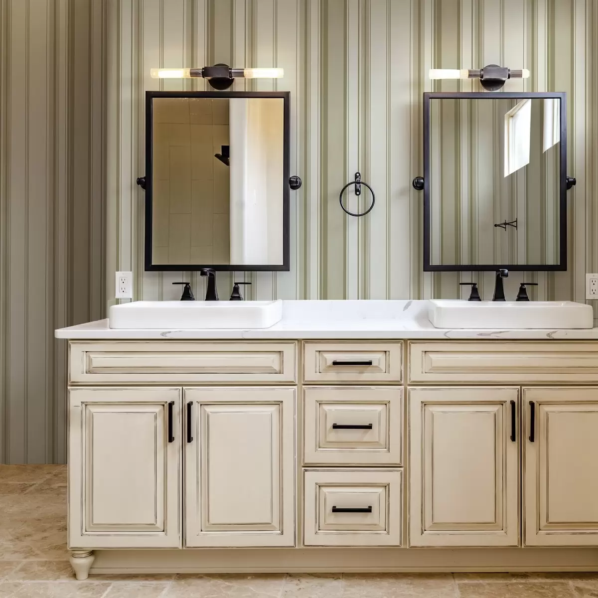 Taustakuva Kermanvärinen tausta, jossa on harmaa-beige raitoja eri leveydeltä a00521