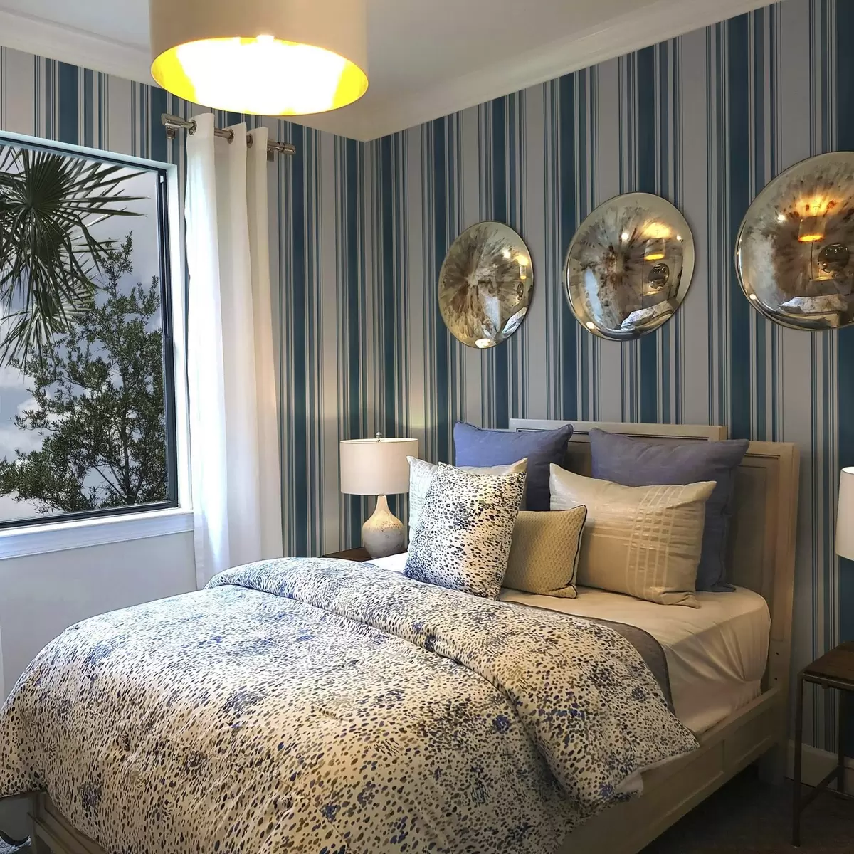 Taustakuva Siniset raidat valkoisilla väleillä a00525