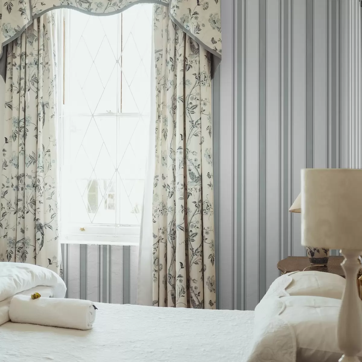 Taustakuva Kaksoiskuvio, jossa harmaa-siniset raidat a00554