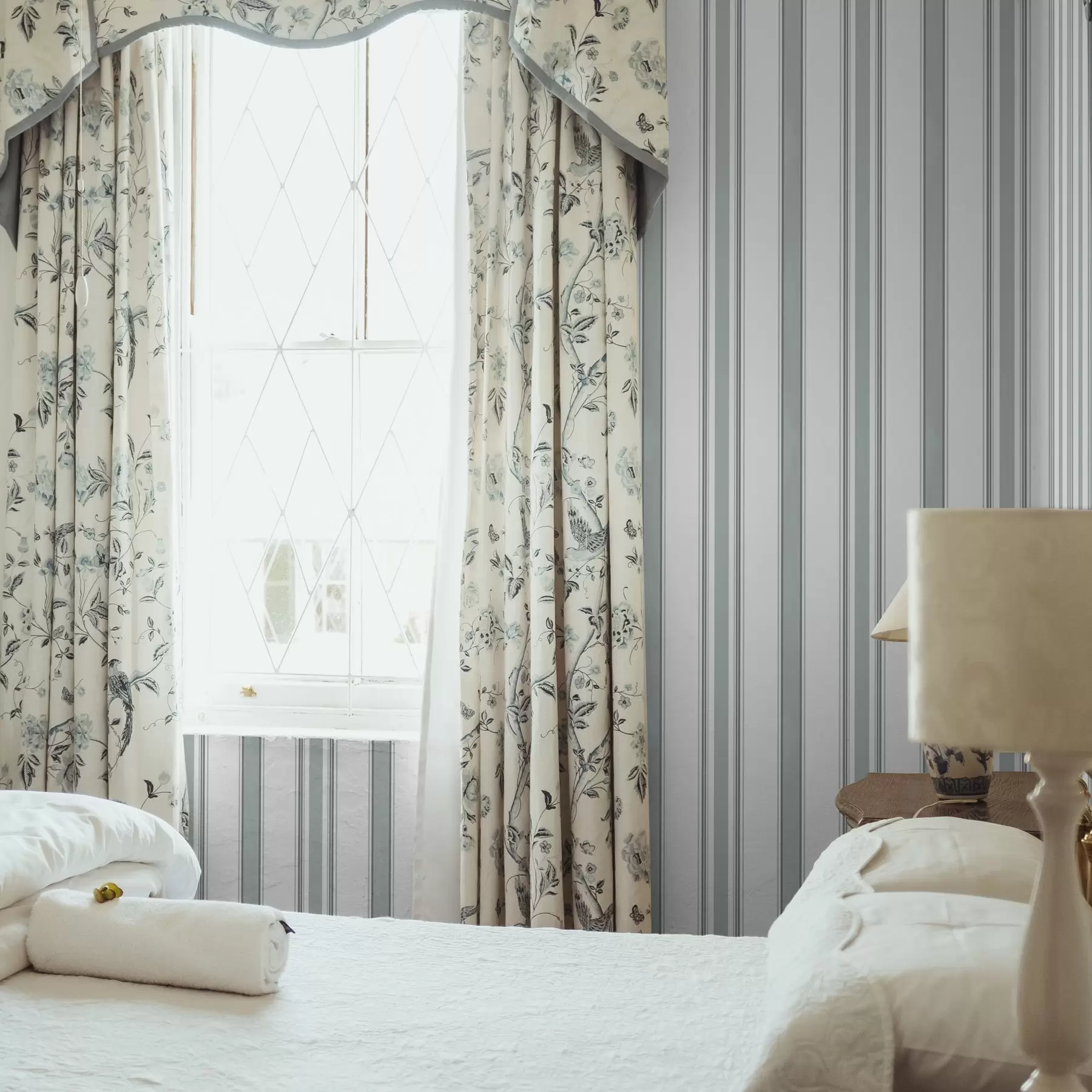 Valokuvatapetti Kaksoiskuvio, jossa harmaa-siniset raidat a00554