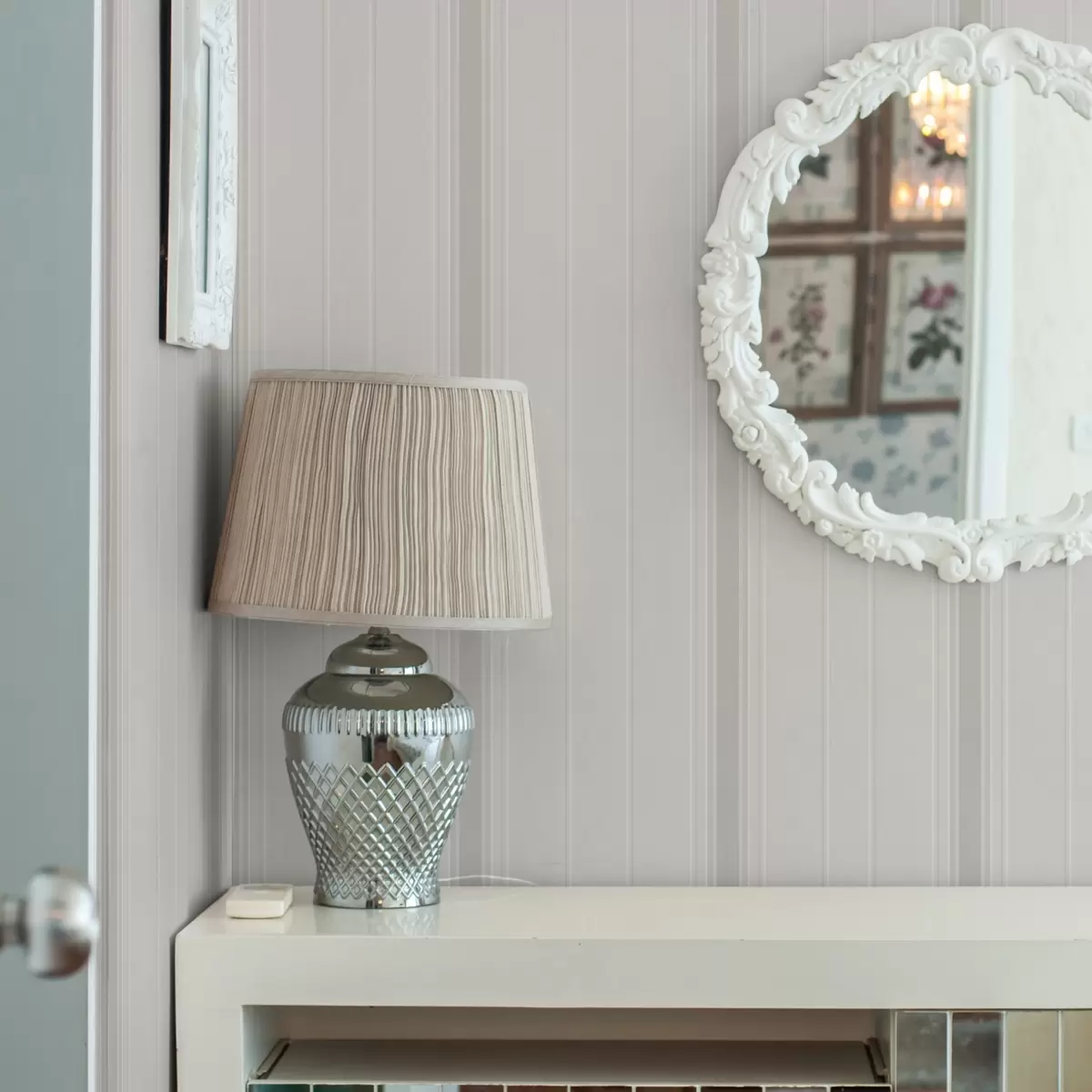 Taustakuva Beige tausta, jossa on ohuita ja keskikokoisia harmaanvalkoisia raitoja a00559