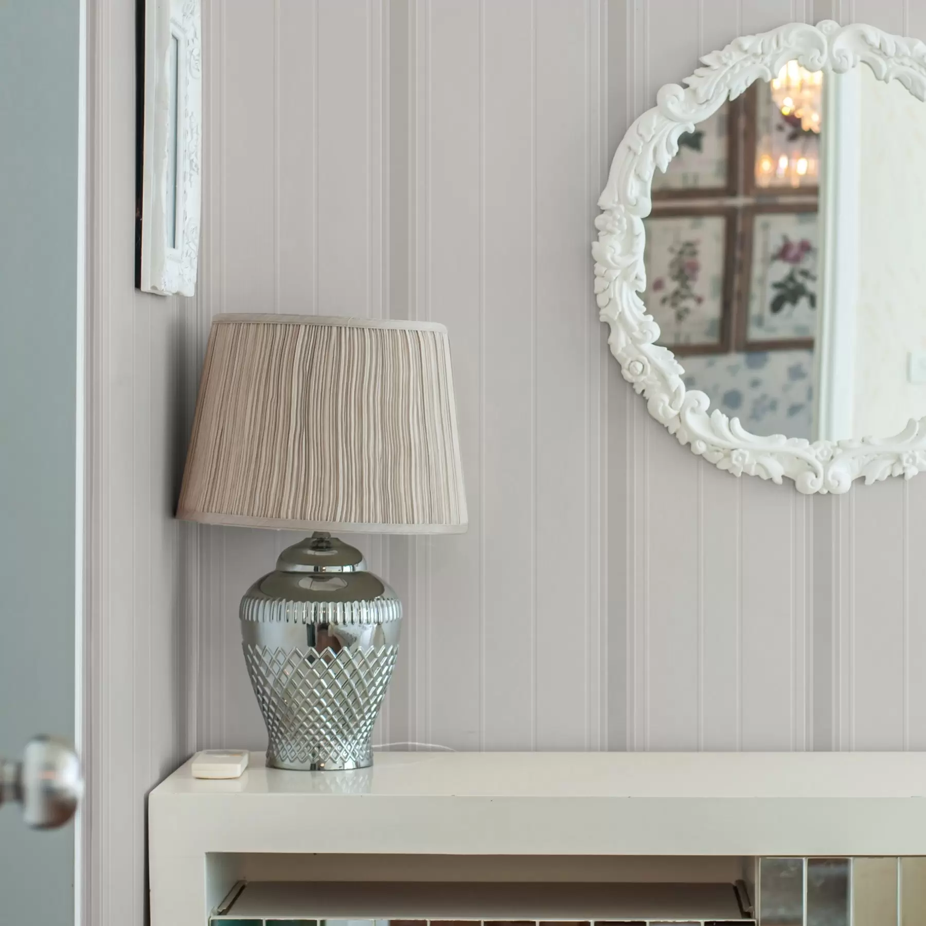 Valokuvatapetti Beige tausta, jossa on ohuita ja keskikokoisia harmaanvalkoisia raitoja a00559