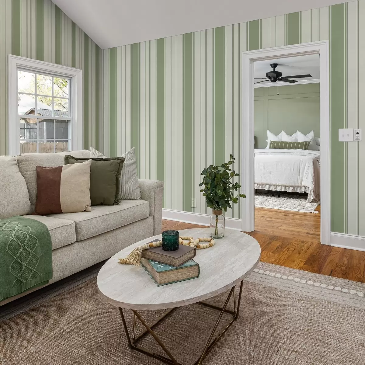 Taustakuva Kermanvärinen tausta, jossa on leveät vaaleanvihreät raidat a00561