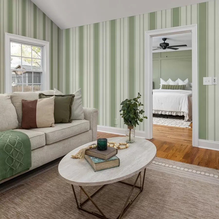 Valokuvatapetti Kermanvärinen tausta, jossa on leveät vaaleanvihreät raidat a00561