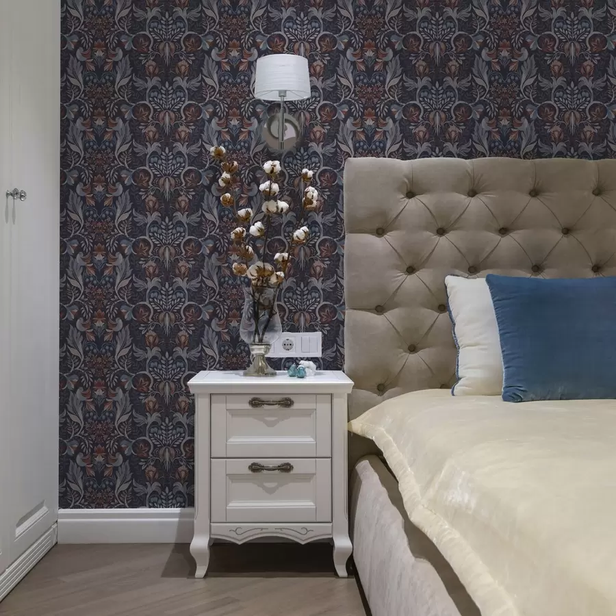 Valokuvatapetti Kansanperinteiset kukat ja linnut tummansinisellä taustalla a00502