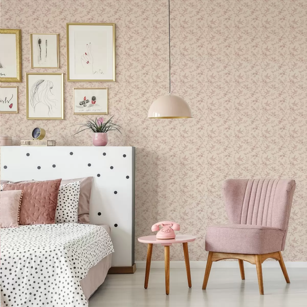 Taustakuva Linnut ja ruusut, vintage-kuvio jauhevaaleanpunaisella pohjalla a00587