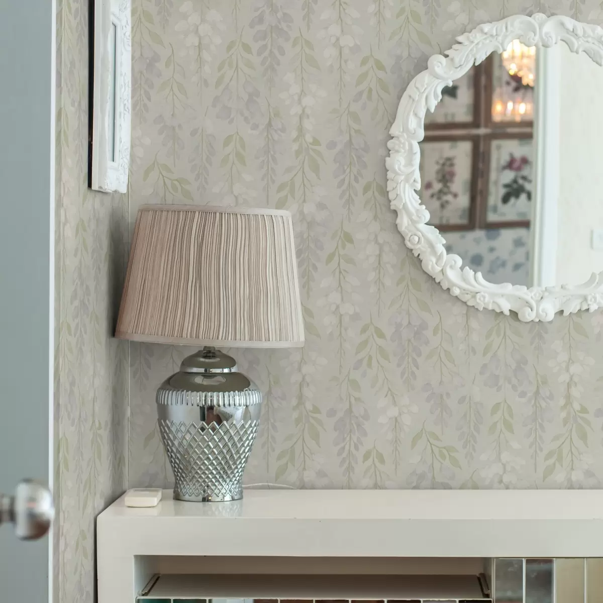 Taustakuva Mintunvihreällä taustalla roikkuva laventeliwisteria a00593