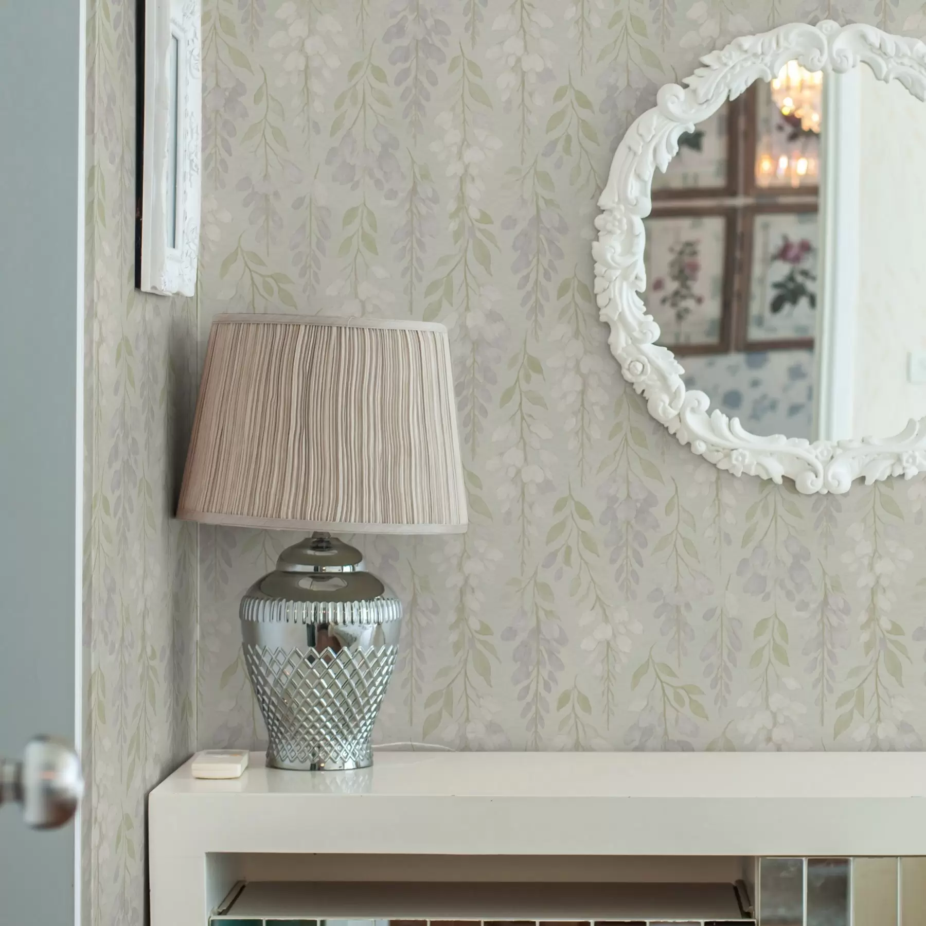 Valokuvatapetti Mintunvihreällä taustalla roikkuva laventeliwisteria a00593