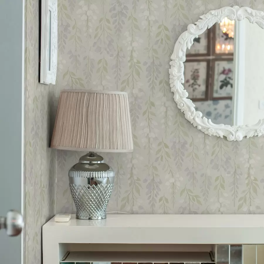 Valokuvatapetti Mintunvihreällä taustalla roikkuva laventeliwisteria a00593