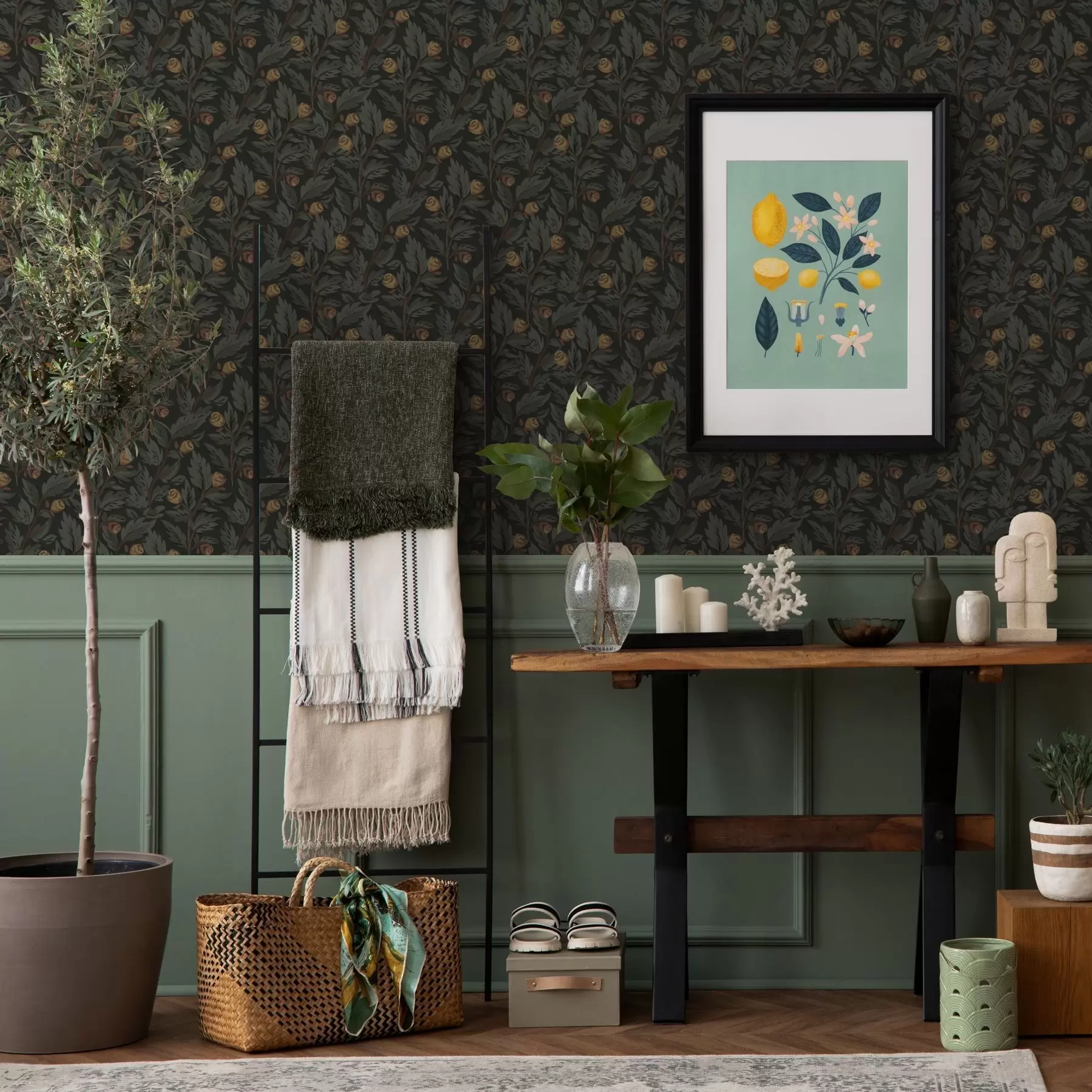 Valokuvatapetti Tumma kukkakuvio, jossa on keltaisia silmuja ja lehtiä a00598