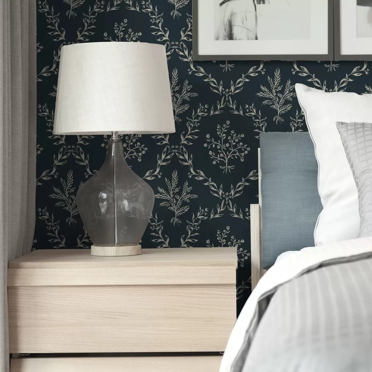 Taustakuva Valkoiset yrtti- ja kukkaseppeleet tummansinisellä pohjalla a00599v2