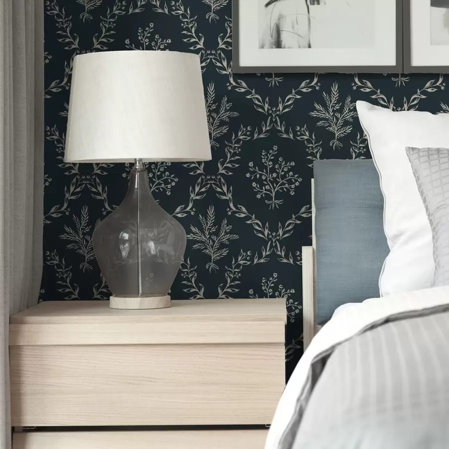 Valokuvatapetti Valkoiset yrtti- ja kukkaseppeleet tummansinisellä pohjalla a00599v2