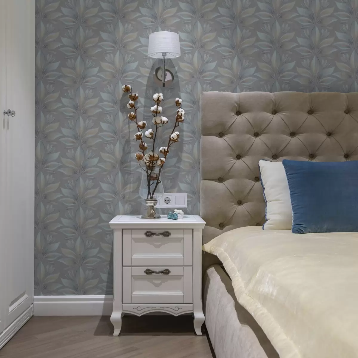 Taustakuva Suuret tyylitellyt lehdet sinisen ja hiekan sävyissä harmaalla pohjalla a00601