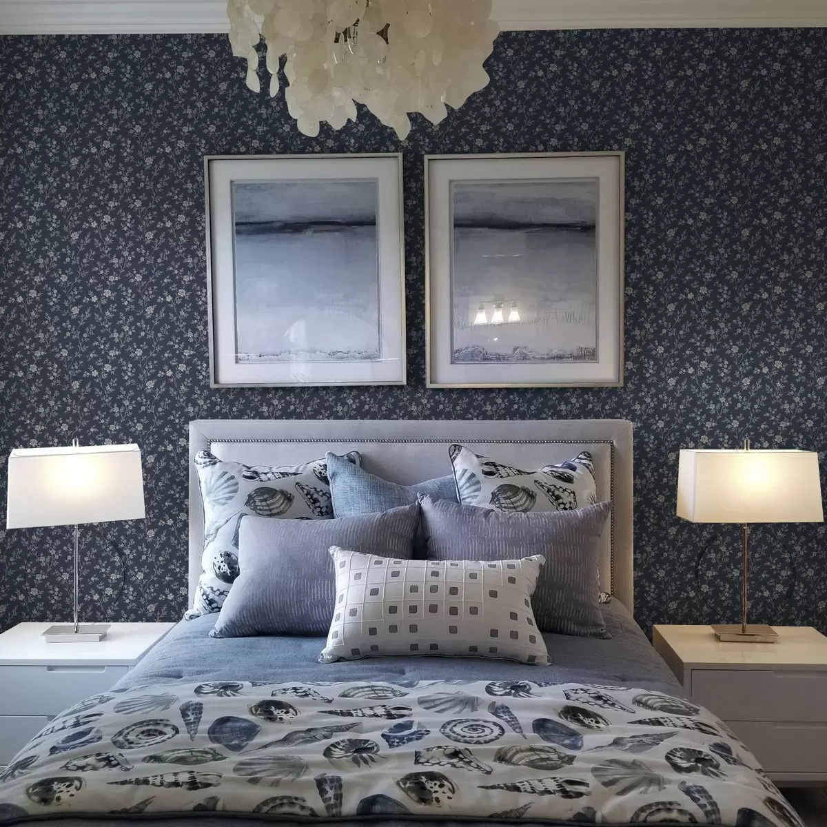 Taustakuva Tumman sininen tausta, jossa ohuet beigeä oksat ja kukat a00612