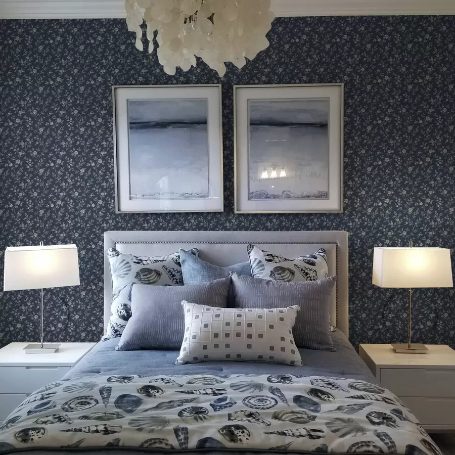 Valokuvatapetti Tumman sininen tausta, jossa ohuet beigeä oksat ja kukat a00612