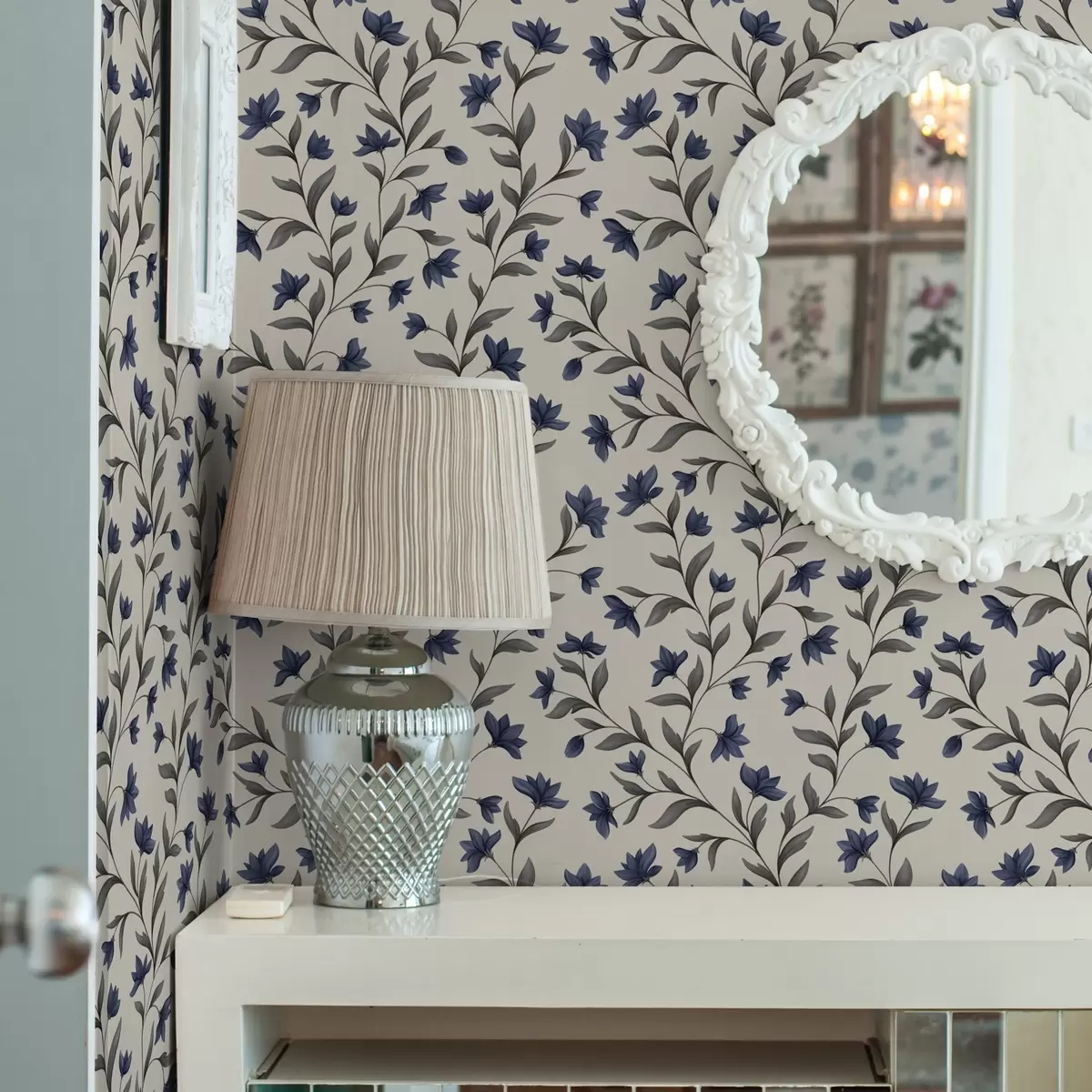 Taustakuva Sinikellot ja harmaa vehreys vaalealla taustalla a00622v1