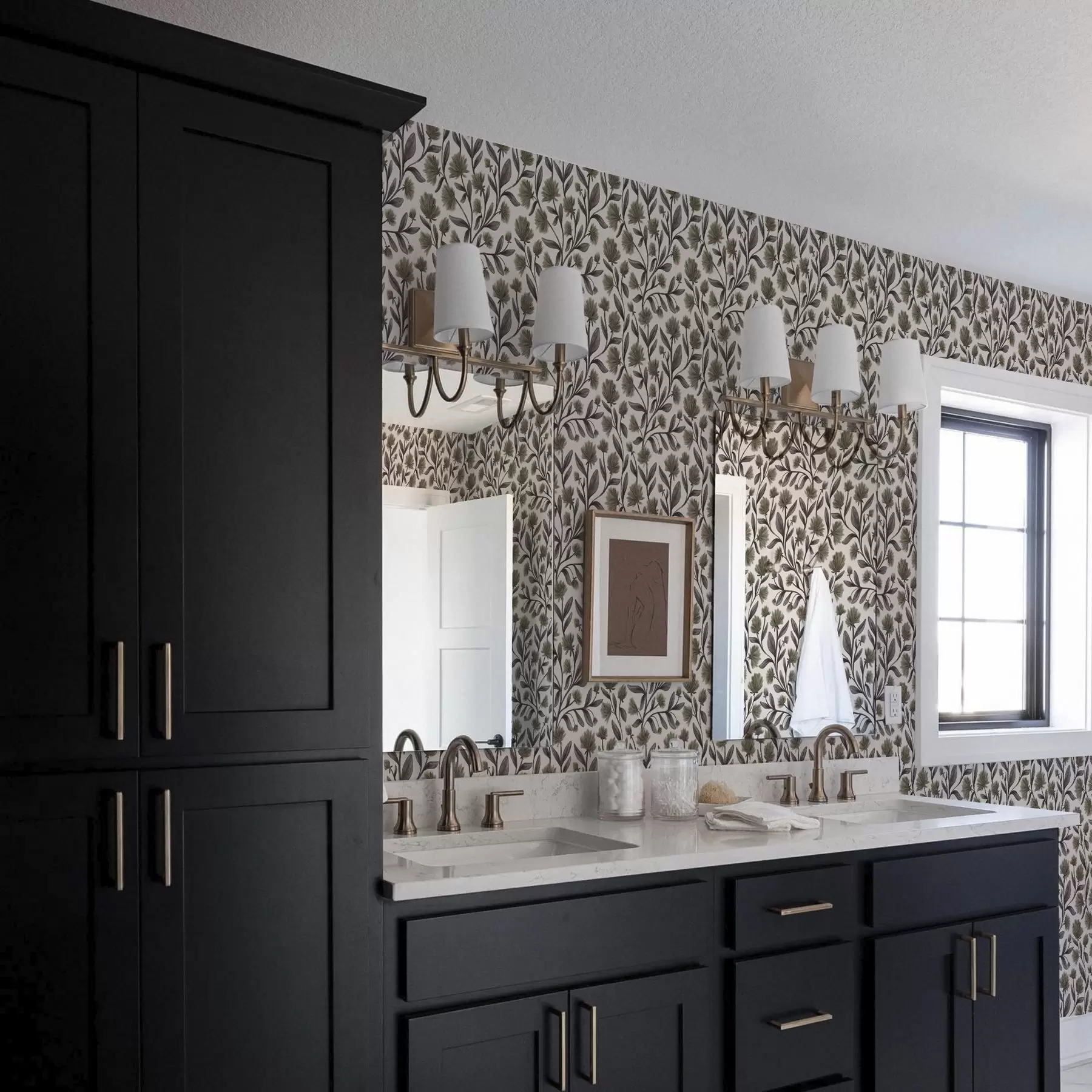 Valokuvatapetti Kermavärisellä pohjalla harmahtavan oliivinvärisiä luonnonkukkia a00623v1