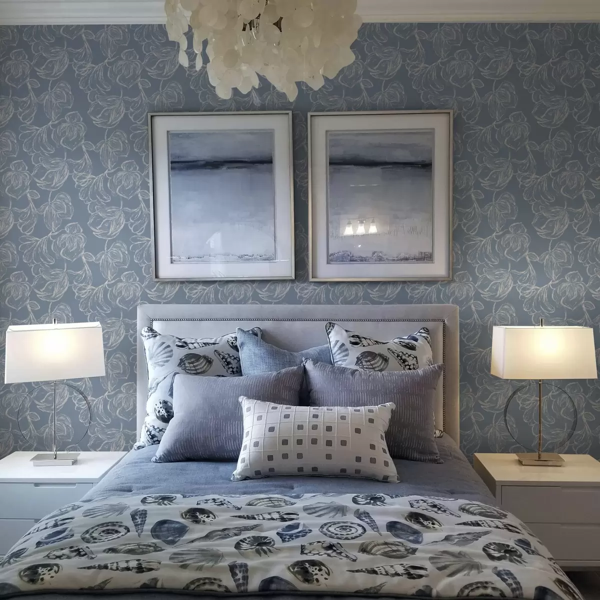 Taustakuva Vaaleansininen tausta ja liidulla piirretyt kukat a00625v3