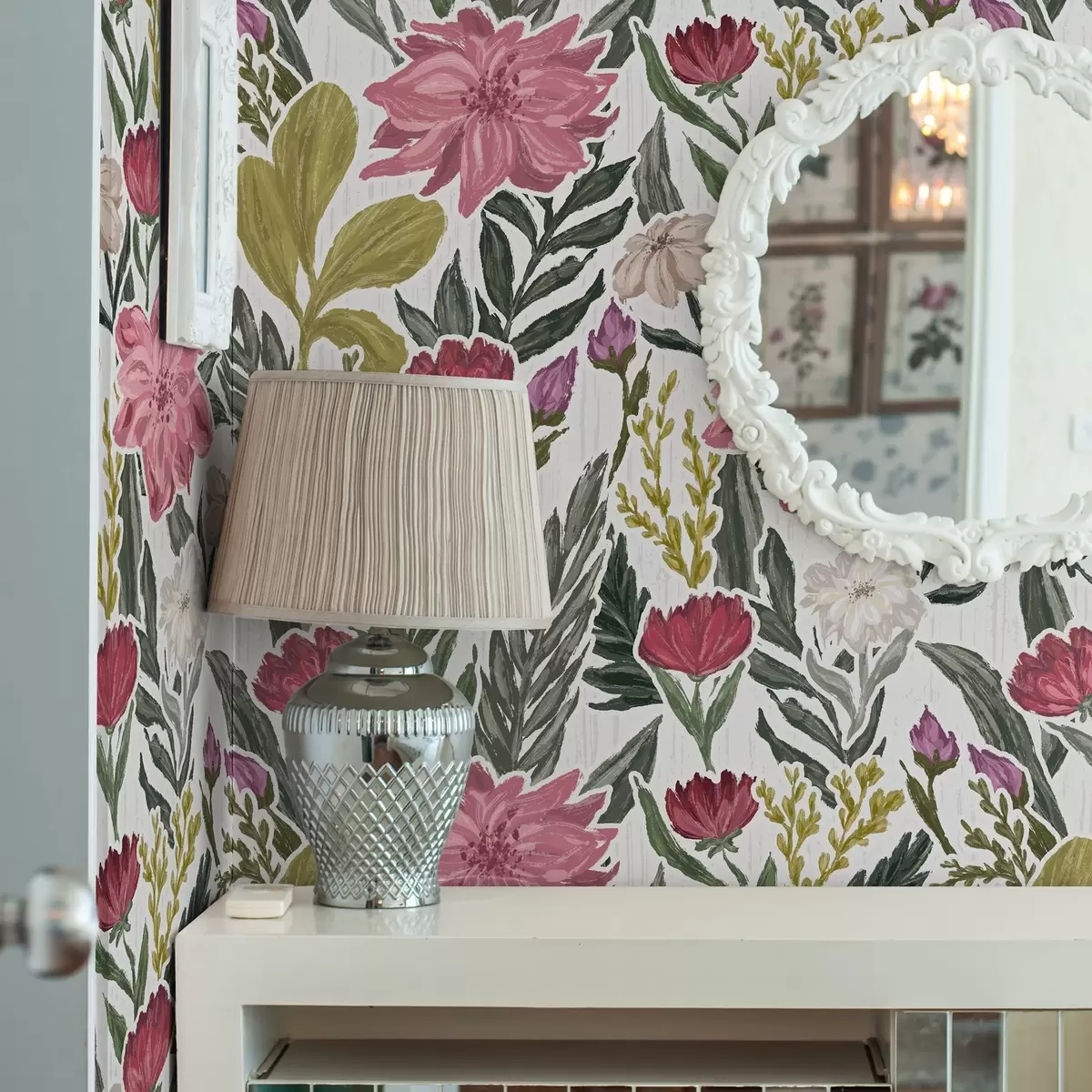 Taustakuva Valkoista taustaa vasten rehevät vaaleanpunaiset ja kermanväriset kukat, impasto-tekstuuri a00629v1