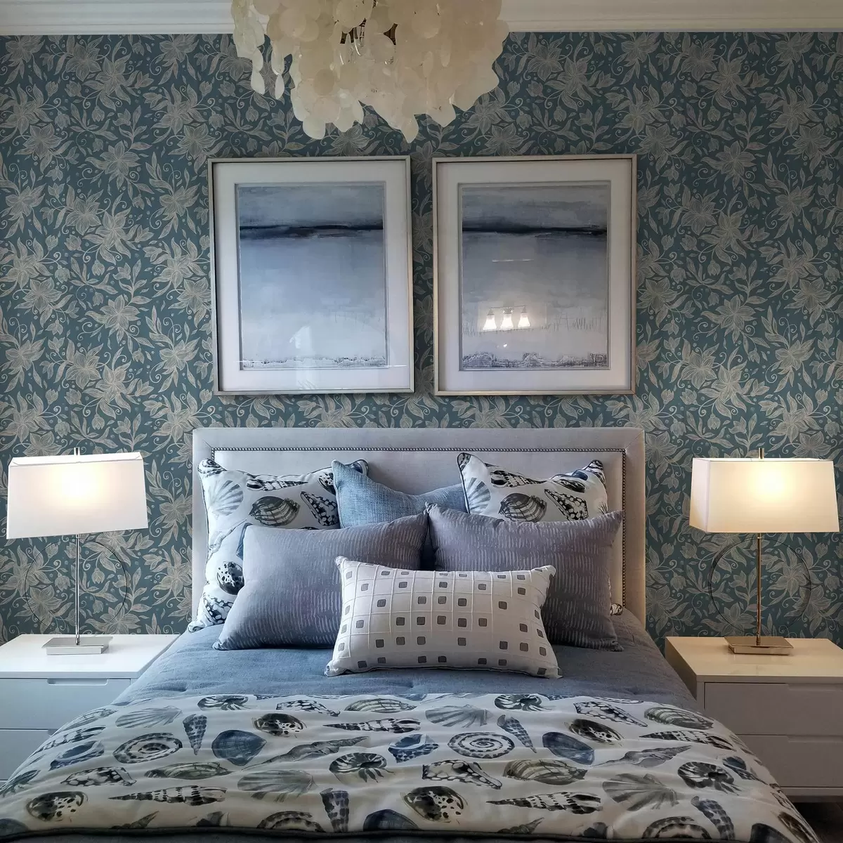 Taustakuva Sinisellä pohjalla kermanvärisiä lineaarisia kukkia, herkät käärmeenmuotoiset koristeet a00630