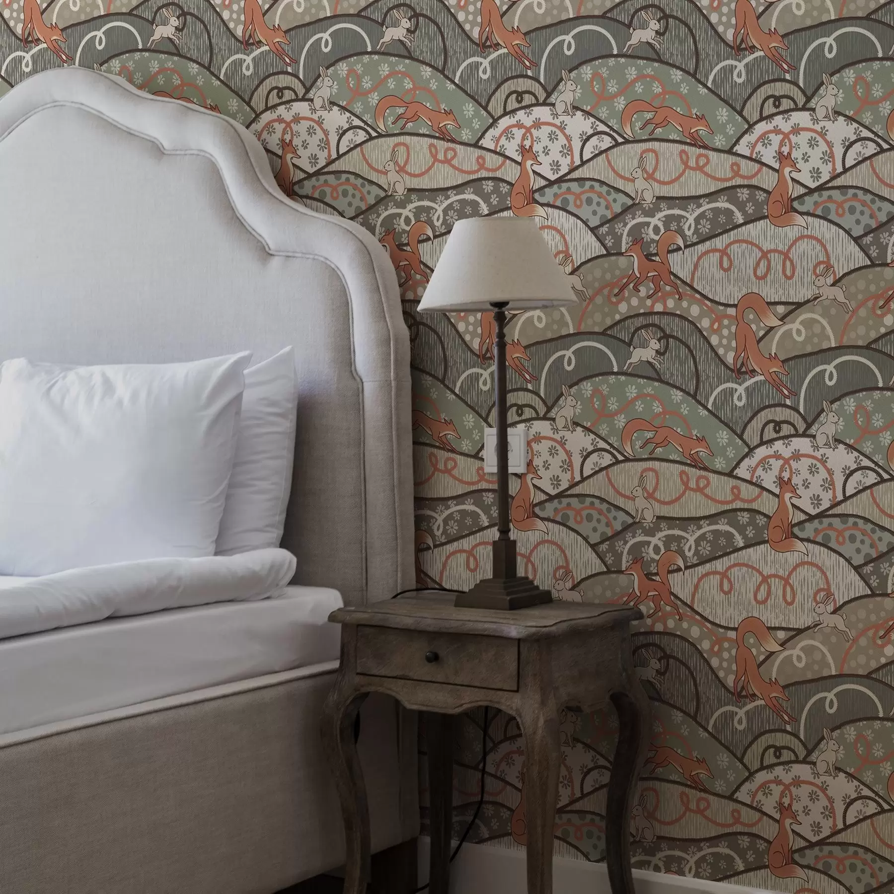 Valokuvatapetti Kettuja ja jäniksiä aaltoilevilla kukkuloilla, retrokuvio a00690