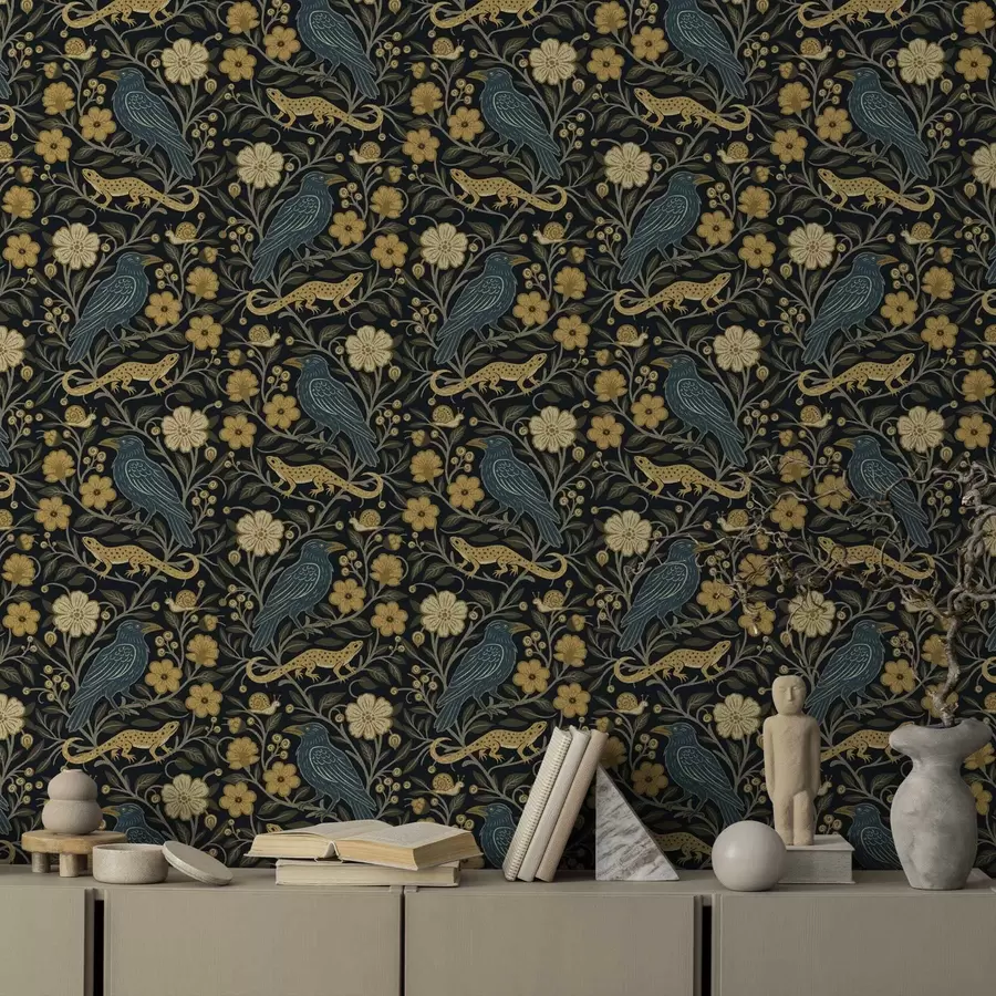 Valokuvatapetti Linnut, liskot ja etanat kukkien keskellä tummalla taustalla a00691