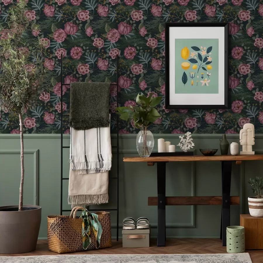 Valokuvatapetti Tumma kasvisto, jossa on vaaleanpunaisia kukkia ja lehtiä, syvä tausta a00724