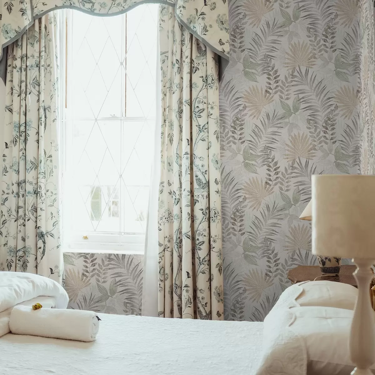 Taustakuva Pastelliväriset trooppiset lehdet vaalealla taustalla, hienovarainen tekstuuri a00725