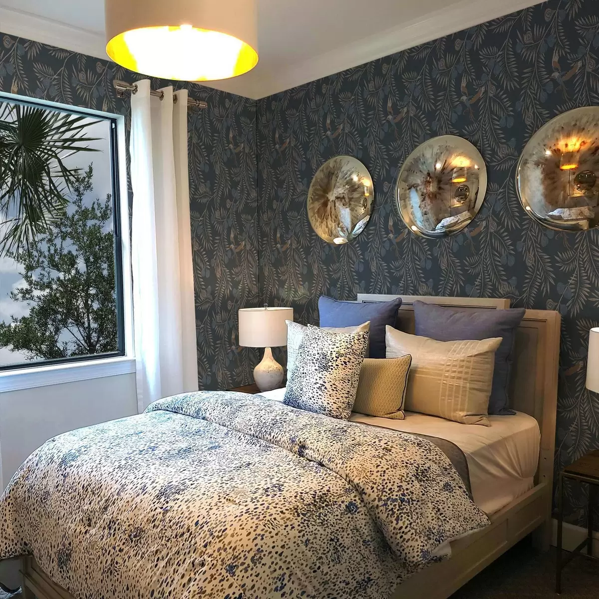 Taustakuva Lintu sinisten hedelmien ja palmunlehtien keskellä, indigo a00726