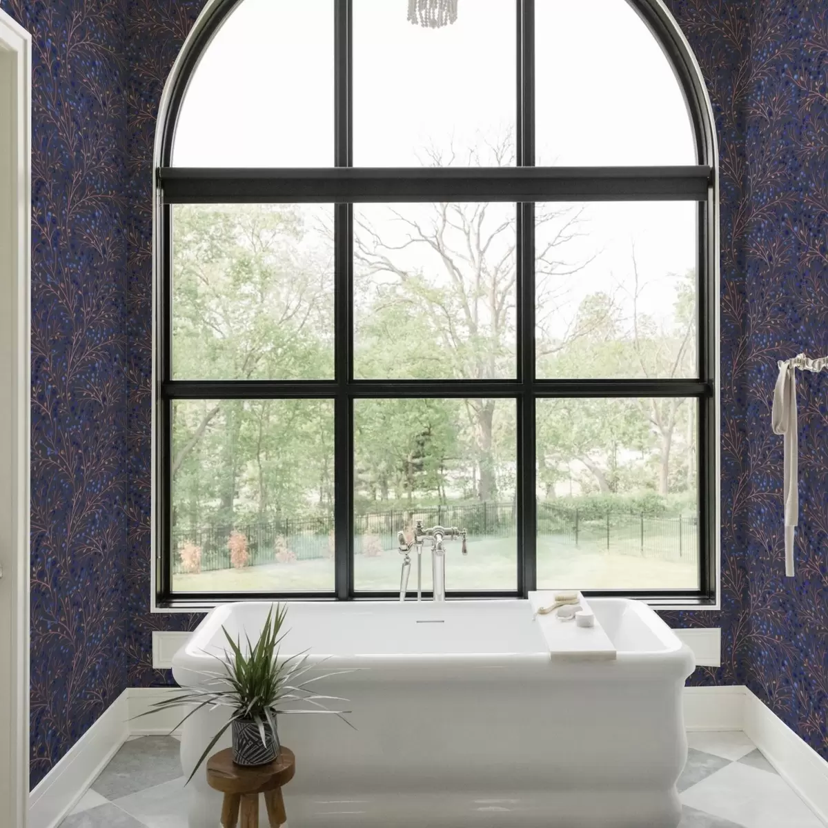 Taustakuva Vaaleanpunaruskeat oksat ja siniset marjat grafiittitaustalla a00787