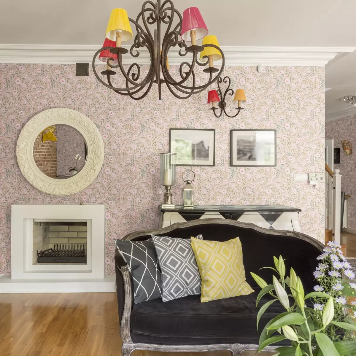 Taustakuva Hienostuneet vaaleanpunaiset kukat ja pehmeät lehdet pastellisävyisellä taustalla a00788