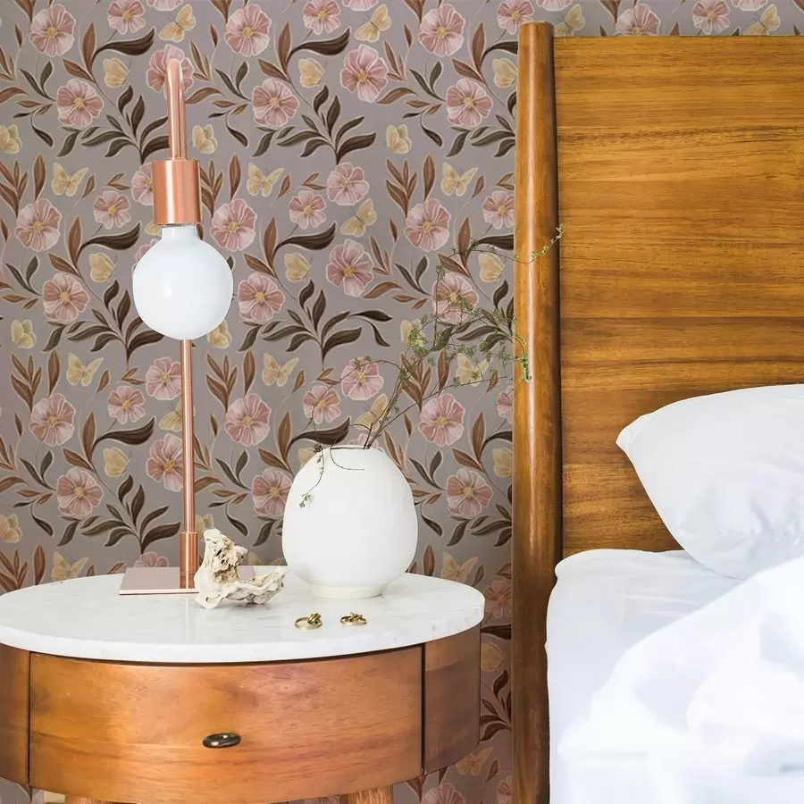 Valokuvatapetti Vaaleanpunaiset kukat ja perhoset harmahtavan beigeellä taustalla a00633