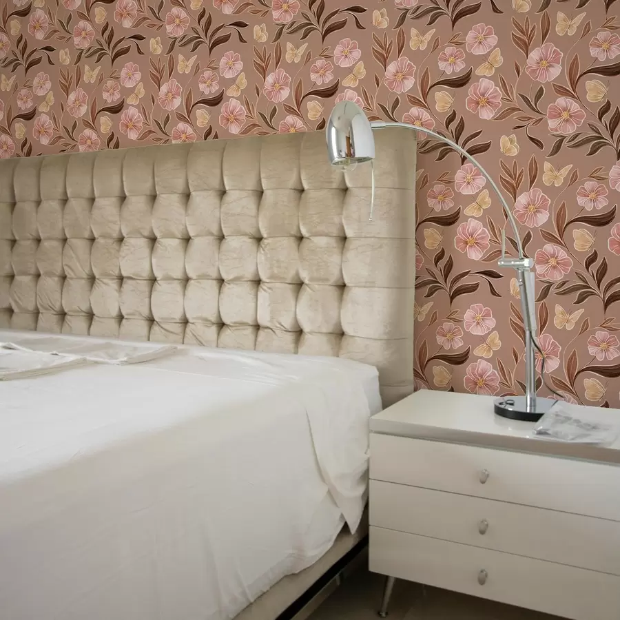 Valokuvatapetti Vaaleanpunaiset kukat ja perhoset lämpimällä ruskealla taustalla a00633v1